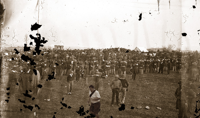 Illustration for article titled 33 People Hiding in This Iconic Photo of Gettysburg Who Aren't Lincoln